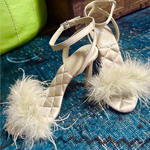 NWOT Penely Feather Sandal in light green